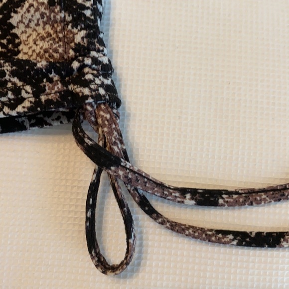 Forever 21 long sleeve mock neck snake print crop - Picture 7 of 12